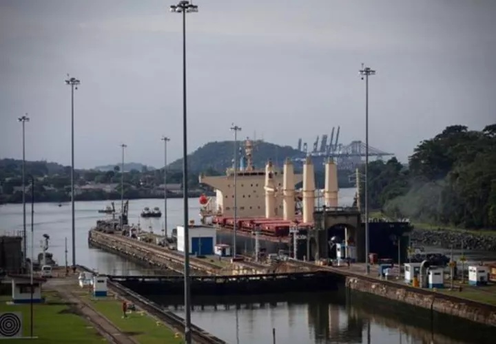Un buque transitando por las esclusas de Miraflores en el Canal de Panamá. Foto: EFE