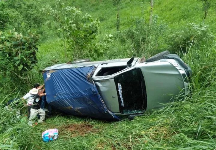 La “chiva”, como es conocido este tipo de transporte de pasajeros hacia las zonas rurales de Capira, había partido desde el distrito de La Chorrera. Foto. Eric Montenegro