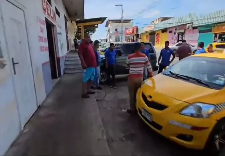 Con la introducción de 55 nuevos certificados de operación, indican los taxistas, se pretende hacer ver que los 100 taxis que ya operan, no son suficientes en Capira. Foto. Eric Montenegro