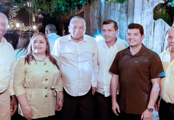 Dana Castañeda junto a miembros de otros colectivos políticos. Foto: Cortesía