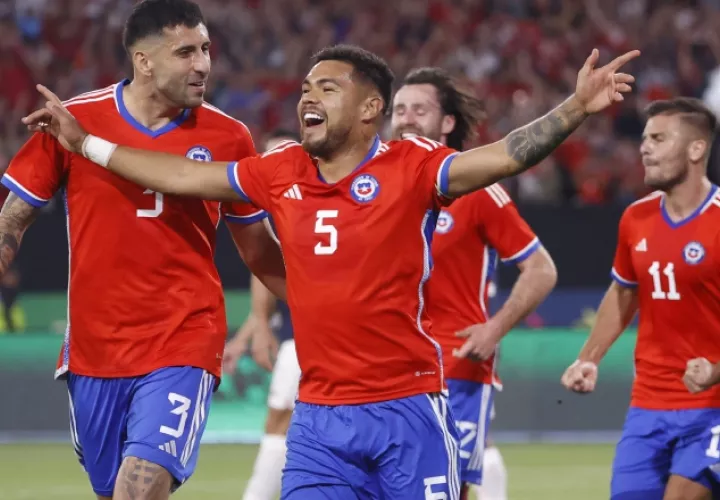 El futbolista chileno Paulo Díaz (5) en un partido amistoso en el estadio Nacional en Santiago de Chile. Foto: EFE