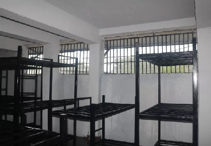 Los trabajos realizados contemplan construcción de nueva losa, adecuaciones de plomería, electricidad y nuevos aleros; además, se entregaron nuevos camarotes para los internos. Foto. Cortesía