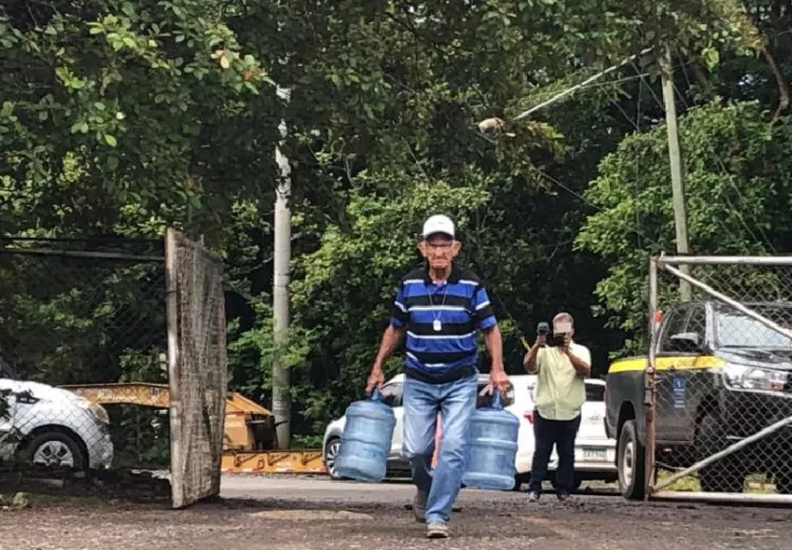 El director regional del Instituto de Acueductos y Alcantarillados Nacionales en Herrera, Omar Cohen, dijo que se repartirán agua en las comunidades. Foto. Thays Domínguez