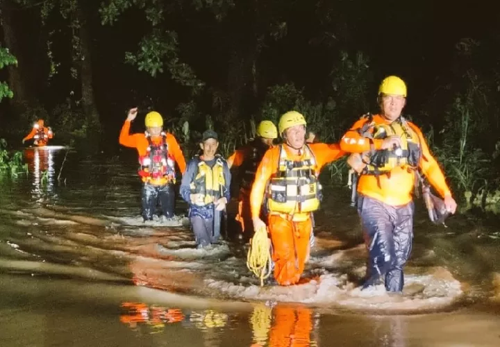 Dos hombres de 44 y 45 años que se encontraban en un islote por la crecida del río Grande en el sector El Guabal, Penonomé, en la provincia de Coclé. Foto. Sinaproc