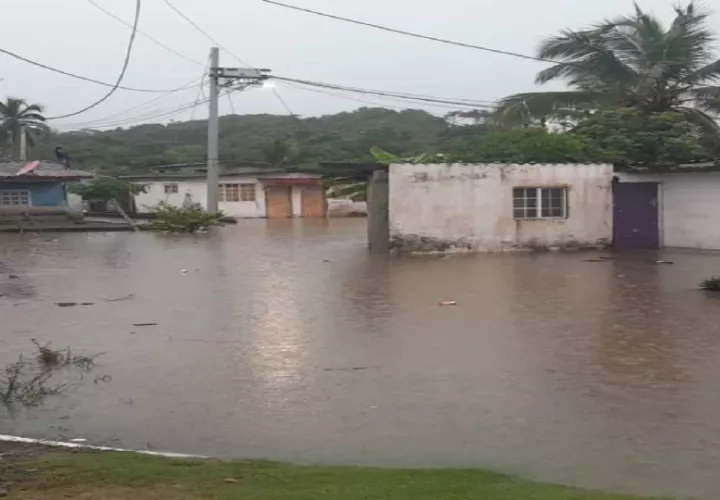 En el caso de la comunidad de Nombre de Dios, el río que atraviesa el lugar se desbordó y el agua ingresó a las residencias. Foto. Diomedes Sánchez