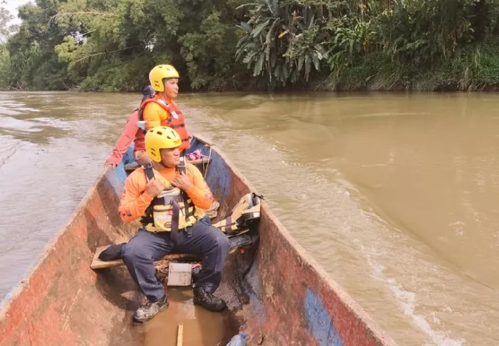 Las autoridades locales y miembros de la comunidad están llevando a cabo labores de búsqueda en un esfuerzo por encontrar al estudiante desaparecido. Foto. Sinaproc