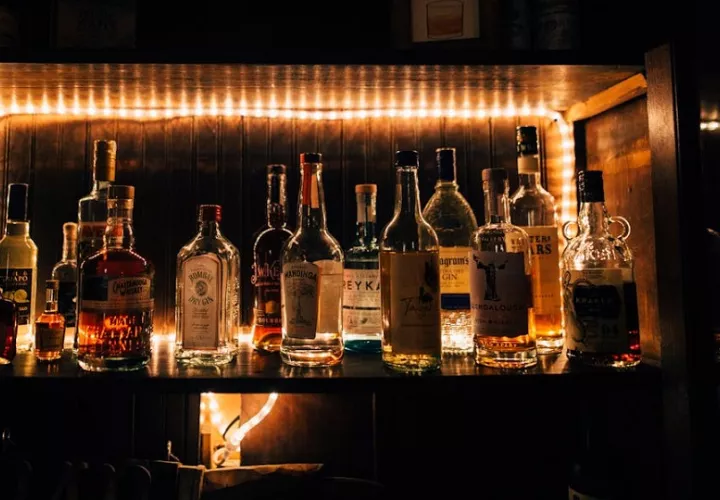 Estructuras criminales usan productos de consumo como las bebidas alcohólicas para legalizar el dinero. Foto: Pexels