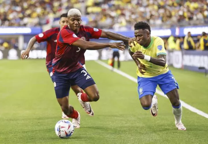 Jeyland Mitchel de Costa Rica disputa el balón contra Vinicius Jr. de Brasil. Foto: EFE