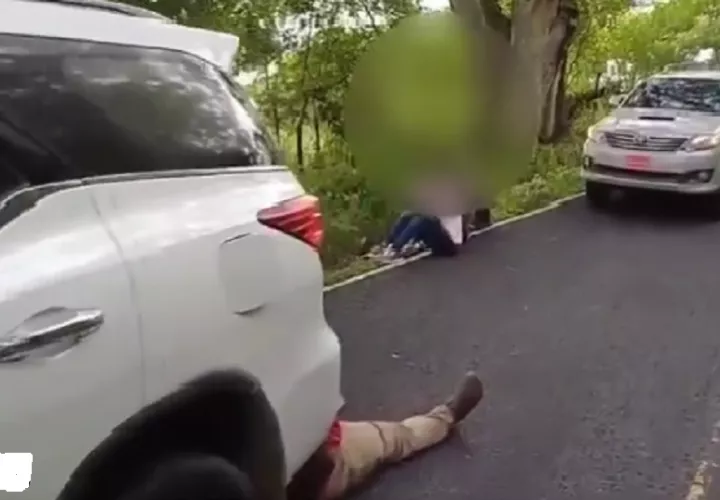 La fiscal  superior Diana Callender, precisó que se retuvieron 4 vehículos (3 camionetas y 1 pick-up) y se decomisaron seis fusiles, cargadores y chalecos balísticos en los Cerros Cama y Bobanche. Foto. Proteger y Servir