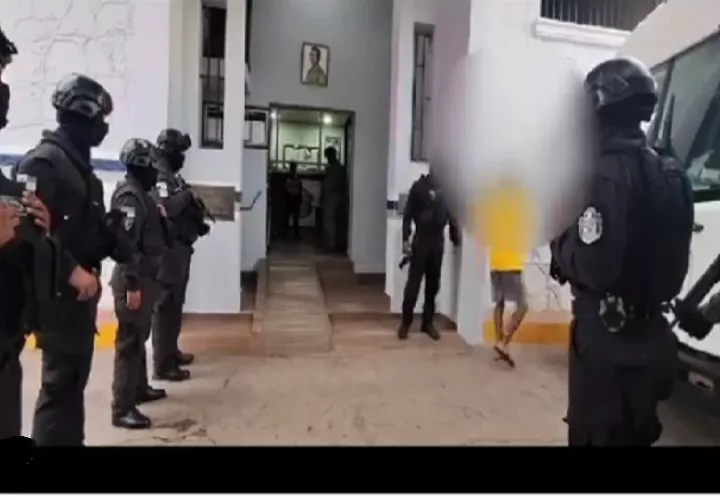 Con intenso operativo de seguridad se llevó a cabo el traslado de 19 personas presuntamente implicadas en un doble homicidio en Guánico, Tonosí. Foto. Proteger y Servir