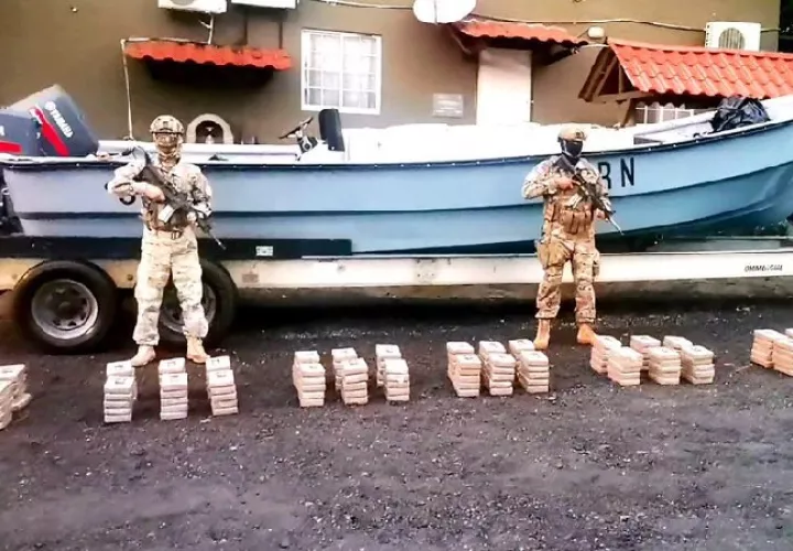 En la provincia de Chiriquí, culminó con la captura de tres extranjeros y el decomiso de 205 paquetes de droga. Foto. Senan