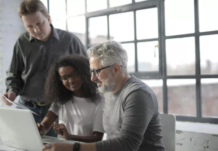 La diversidad etaria es indispensable en los equipos de trabajo. Foto: Pexels 