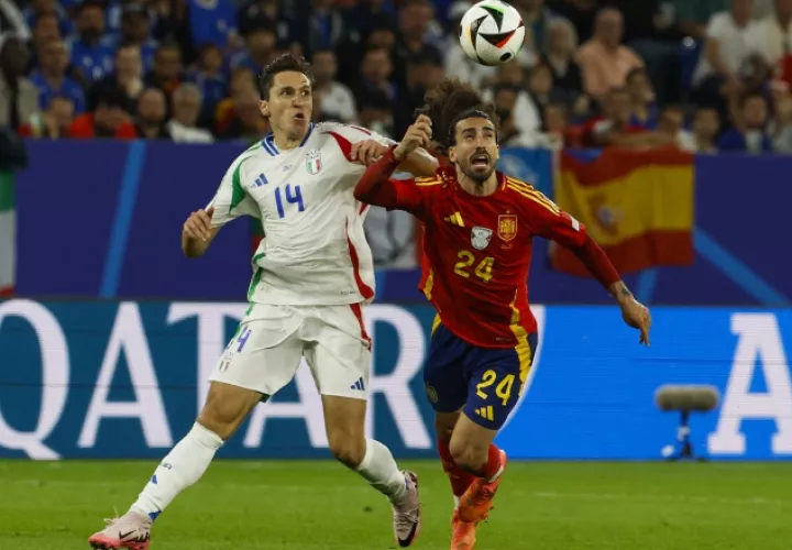 El defensa de la selección española Marc Cucurella (der.) disputa el balón ante el italiano Federico Chiesa. Foto: EFE
