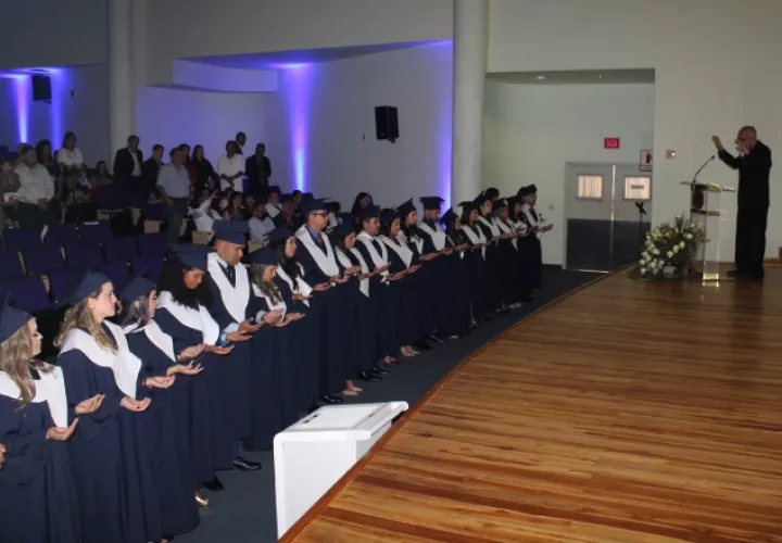 Promoción de médicos especialistas que se graduó en diciembre de 2023 en el Santo Tomás, uno de los principales hospitales docentes. Foto: Cortesía