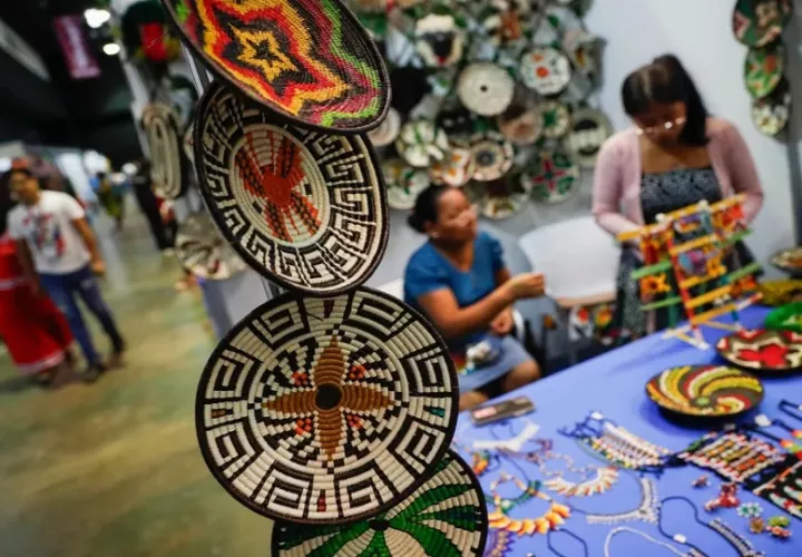 Personas que participan en la Feria Nacional de Artesanías este miércoles, en Ciudad de Panamá (Panamá). Foto: EFE / Bienvenido Velasco