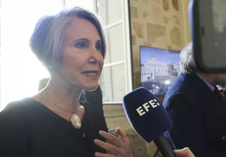 La actriz mexicana Florinda Meza atiende a la prensa tras su encuentro con el papa. Foto: EFE