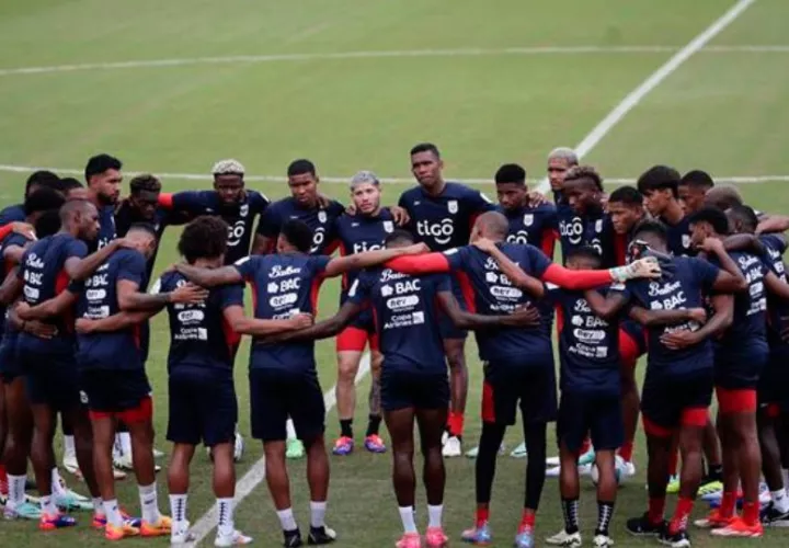 Jugadores de la selección de fútbol de mayores de Panamá participan en un entrenamiento. Foto: EFE
