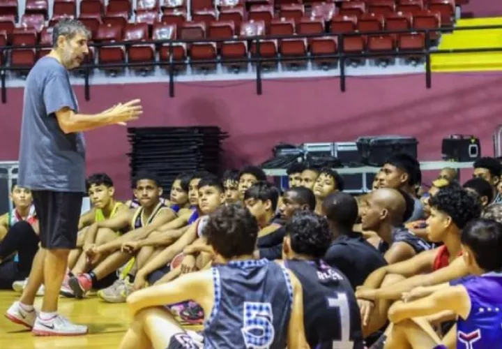 El coach Gonzalo García conversa con los chiocos. Foto: Fepaba