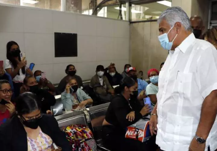 El presidente electo, José Raúl Mulino, durante su recorrido pudo compartir y saludar a los pacientes presentes en el Instituto Oncológico Nacional. Archivo