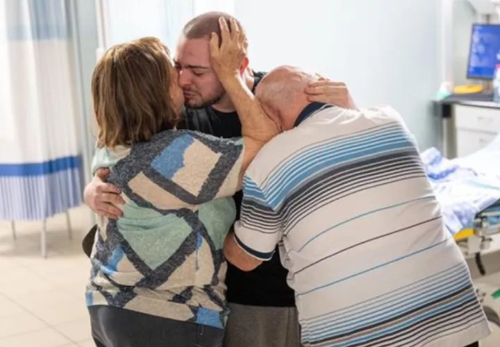 Almog Meir Jan, de 21 años, se reencuentra con sus familiares en el Centro Médico 'Sheba' Tel-HaShomer, en Tel Aviv. Foto: EFE