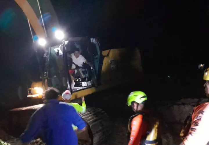 Tres trabajadores de una empresa que permanecían atrapados en un islote por la crecida del río Cricamola en el área de Kankitú- Ñokribo de la comarca Ngäbe Buglé.  Recomendamos a la población evitar cruzar ríos y quebradas. Foto. Sinaproc