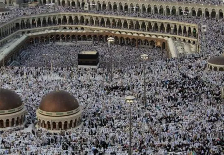 Cientos de peregrinos musulmanes durante la peregrinación anual a La Meca (Arabia Saudí). Foto: EFE