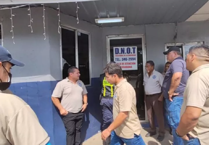 La semana pasada el encargado de la Dirección Nacional de Operaciones del Tránsito (DNOT) de la Policía Nacional en esta provincia, se negó a atender a los taxistas. Foto. Eric Montenegro