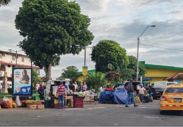 Los arrendatarios precisan que los vendedores informales afectan a los que invirtieron para  tener un  espacio en los mercados públicos. Foto. Eric Montenegro 