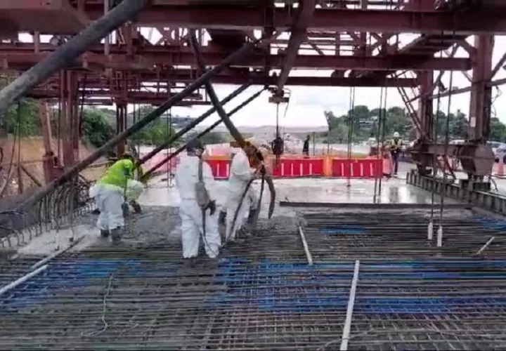 El pasado fin de semana, la firma constructora realizó el último vaciado de concreto, con lo que se completan los seis carriles del viaducto, el cual une los sectores de La Espiga y La Pesa. Foto. Eric Montenegro