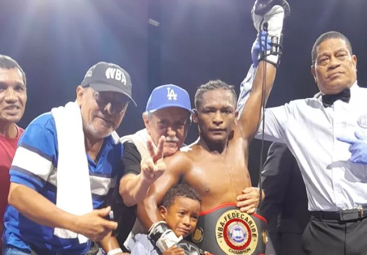 Leroy ' El Sensacional' Estrada alza las manos en señal de triunfo. Foto: Cortesía
