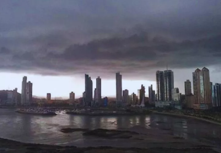 Durante las tormentas eléctricas, se recomienda mantenerse alejado de lugares abiertos. Foto: Archivo