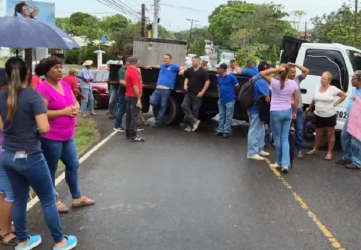 El pueblo de Los Pozos, un área quebrada y con muchas lomas, no cuenta con agua, pero con especial énfasis en la Calle Arriba y la Calle Abajo, donde se cansaron de esperar la promesa. Foto. Thays Domínguez