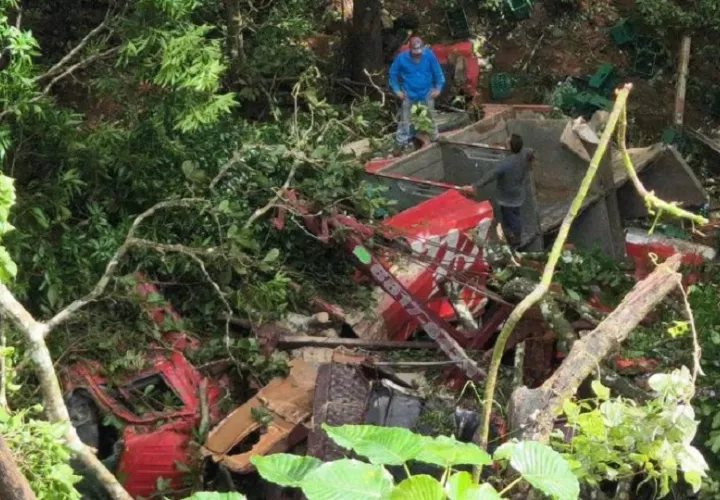Ambos vehículos, incluyendo la grúa propiedad de una empresa de Chitré, cayeron más de 25 metros al vacío y quedaron reducidos a hierros retorcidos y restos de vidrios,.