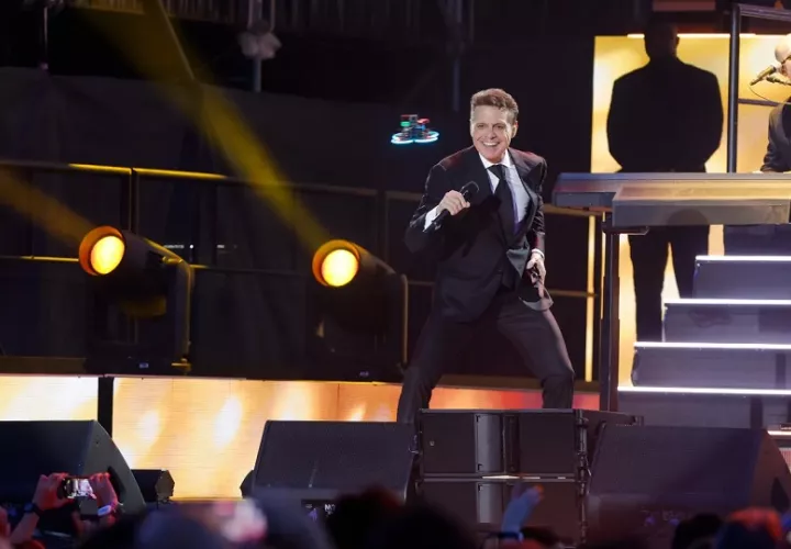 El cantante mexicano Luis Miguel actúa en la plaza de toros de Córdoba. Foto: EFE / Salas