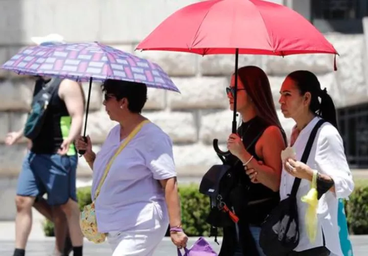 Varias personas se protegen del sol en Ciudad de México (México). Foto: EFE
