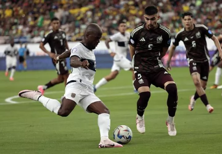 Enner Valencia de Ecuador con el balón (izq.) y  Johan Vásquez de México. Foto:EF