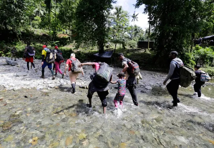 En su travesía hacia Estados Unidos, los migrantes deben cruzar varios ríos. Foto: EFE/Carlos Lemos