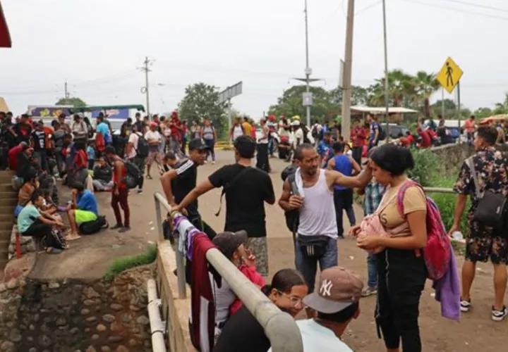  Migrantes permanecen varados en espera de resolver su situación migratoria en el municipio de Tapachula en Chiapas (México). Foto: EFE