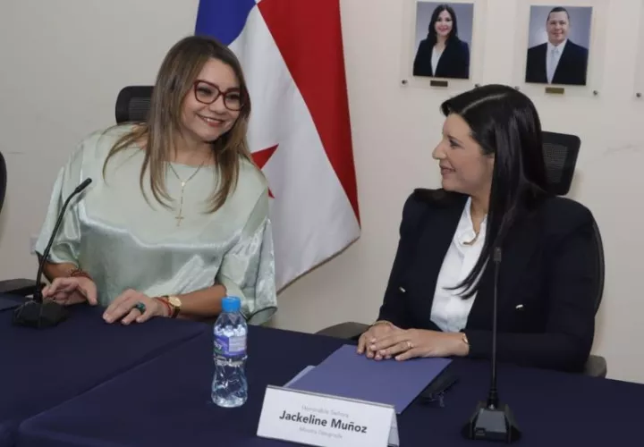 La ministra de Trabajo Doris Zapata y la titular designada Jackeline Muñoz. Foto: Víctor Arosemena