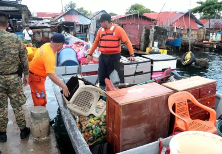  Ejército y trabajadores de emergencia apoyan el traslado de la comunicad indígena Guna Yala. Foto: EFE