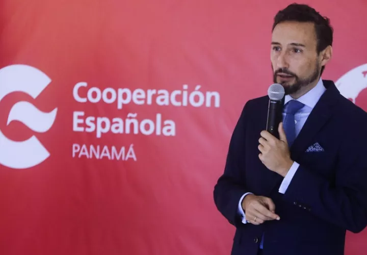 El embajador de España en Panamá Guzmán Palacios explica la contribución Española a Proyectos de Energía, Agua y Derechos Humanos en Panamá. Foto: EFE/ Carlos Lemos