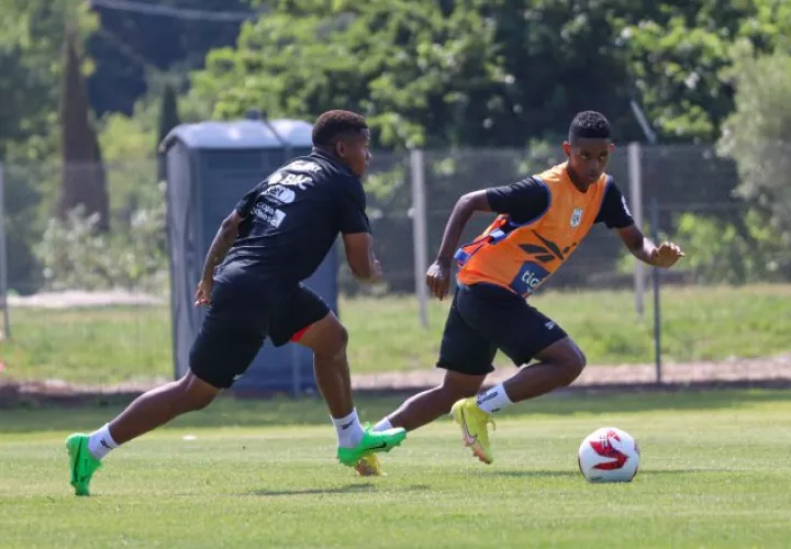 Los jugadores Kahiser Lennis (izq.) y Rodrigo Tello durante los entrenamientos del equipo Sub-23 en Francia. Foto:Fepafut