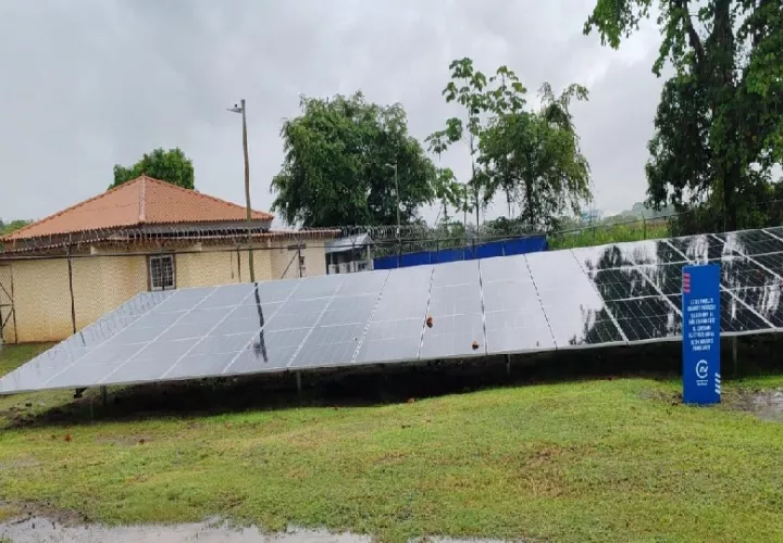 La puesta en operación de la granja con 250 paneles solares en el centro de distribución de La Chorrera permite reducir 422 toneladas de CO₂ al año Foto. EricMontenegro