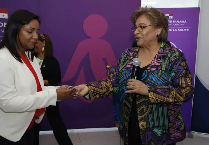La ministra designada Niurka Palacios junto a la ministra Juana Herrera. Foto: Víctor Arosemena 