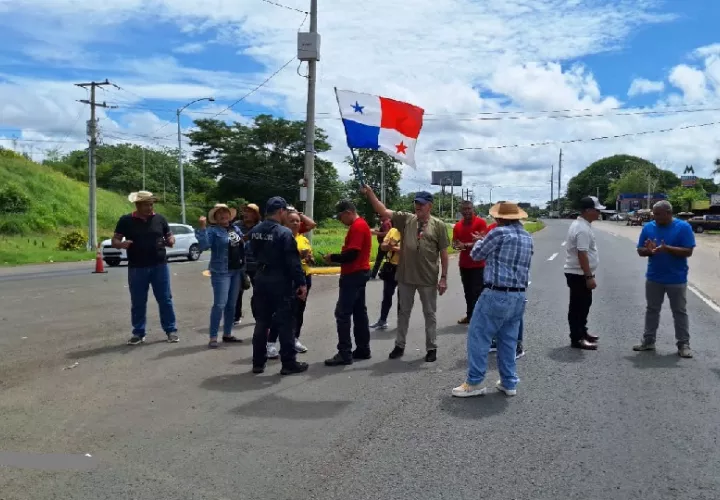 Los reservistas cerraron por espacio de dos horas  la vía a Divisa. Foto. Melquíades Vásquez