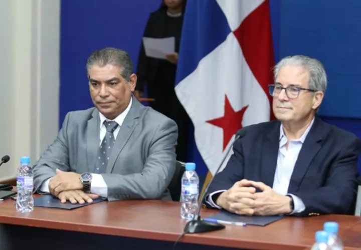 El ministro de Salud saliente Luis Francisco Sucre y el titular designado, Fernando Boyd Galindo. Foto: Cortesía 
