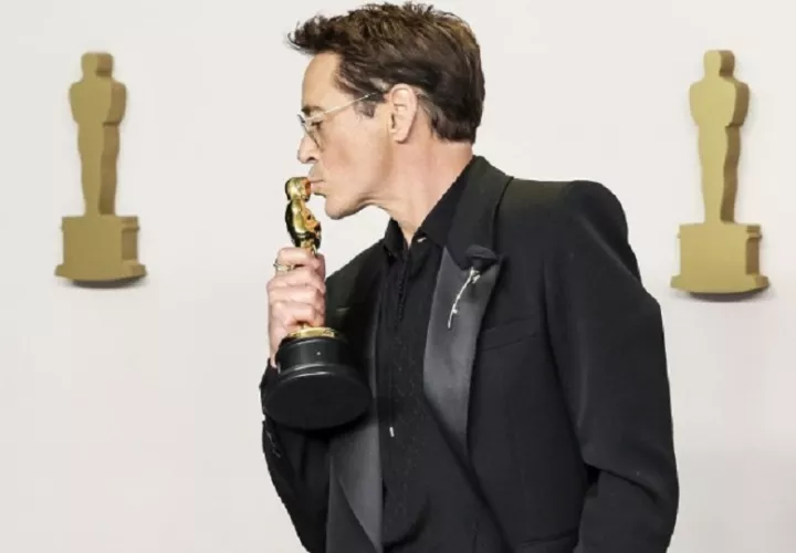 Robert Downey Jr. con su primer Óscar. Foto: EFE / EPA / Allison Dinner