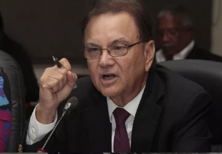 Roy posee una sólida formación académica, con títulos en Ingeniería Mecánica e Ingeniería Civil. 
