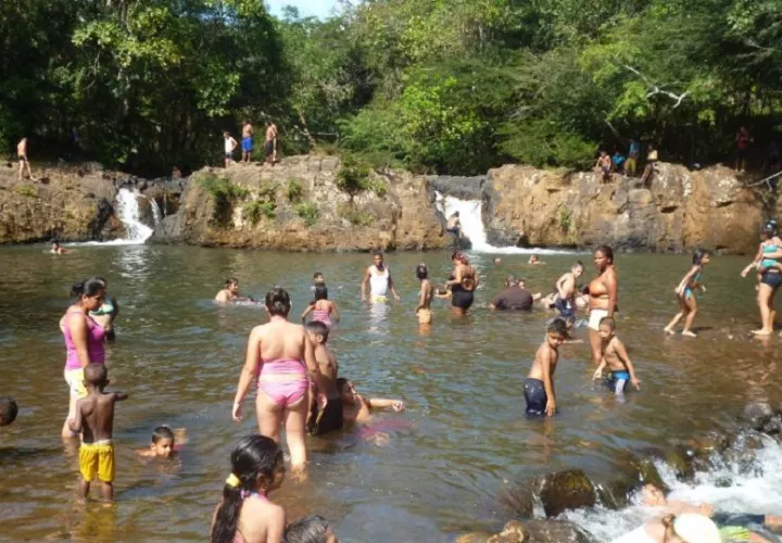 Lo atractivo del área es que en ambas estaciones las personas concurren a darse un chapuzón en esta belleza natural. Foto/Melquíades Vásquez