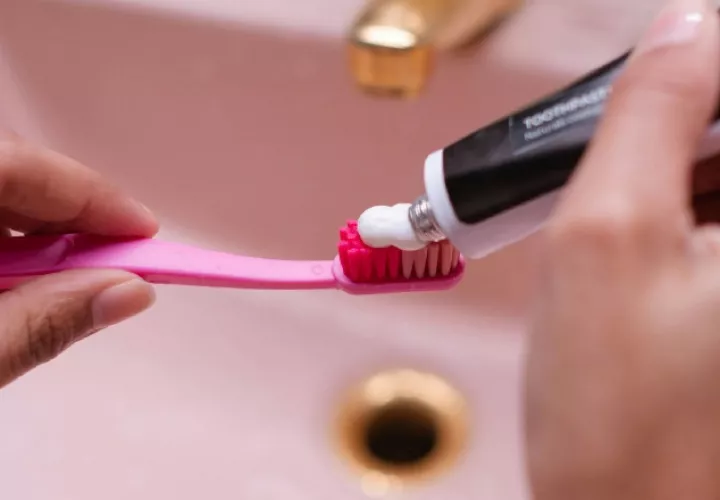 Lo recomendable es que un cepillado dental dure dos minutos, pero por lo general, solo llega a 40 segundos aunque la gente piense que es más tiempo. Foto ilustrativa